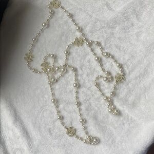 Chic Pearl and Gold Necklace